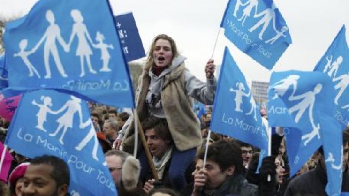 SUTE DE MII de oameni s-au adunat la Paris pentru a protesta faţă de legalizarea căsătoriilor gay