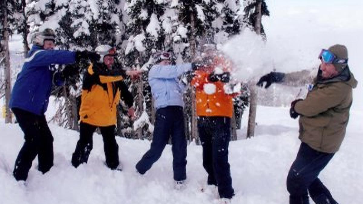 Au înfruntat frigul pentru o &quot;bulgăreală&quot; zdravănă. Vezi cea mai mare bătaie cu bulgări de zăpadă din lume