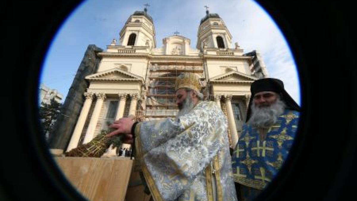 &quot;Dumnezeu nu ne deranjează! Reprezentanţii Lui ne deranjează!&quot; Locuitorii unui cartier din Bucureşti pot asista la slujbă din propriile apartamente