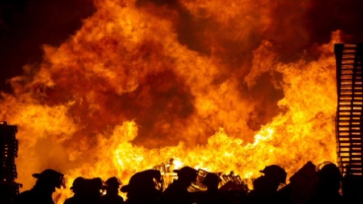 Incendiu puternic în Capitală. Toţi locatarii unui bloc au fost evacuaţi, 3 copii fiind deja transportaţi la spital