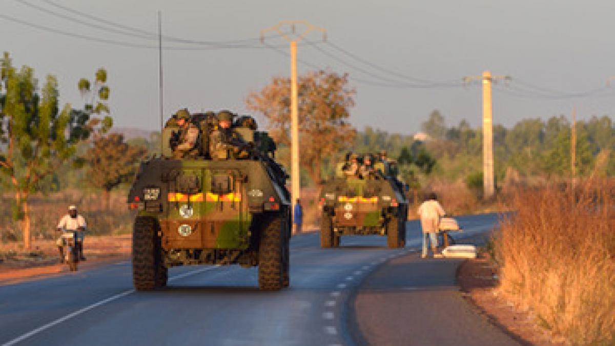 Mali. Trupele franceze înaintează spre fortificaţiile rebelilor islamişti