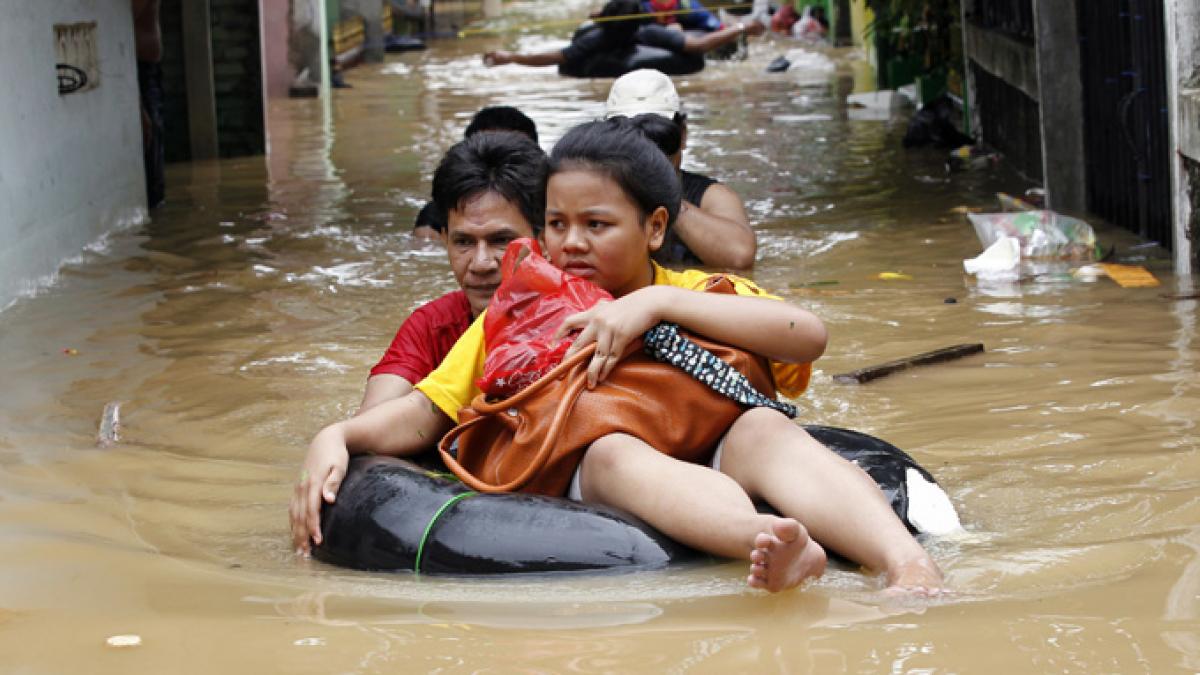 Inundaţii de proporţii în Indonezia. Patru persoane au murit şi 20.000 sunt evacuate