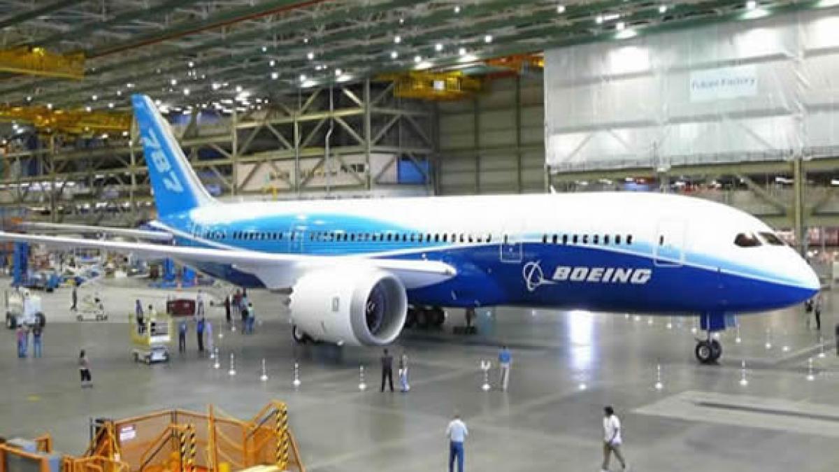 Boeing continuă producţia avionului 787 Dreamliner, însă suspendă livrările