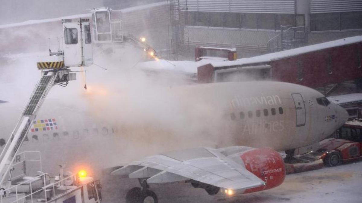 Haos pe aeroporturile Europei. Sute de curse au fost anulate din cauza ninsorilor