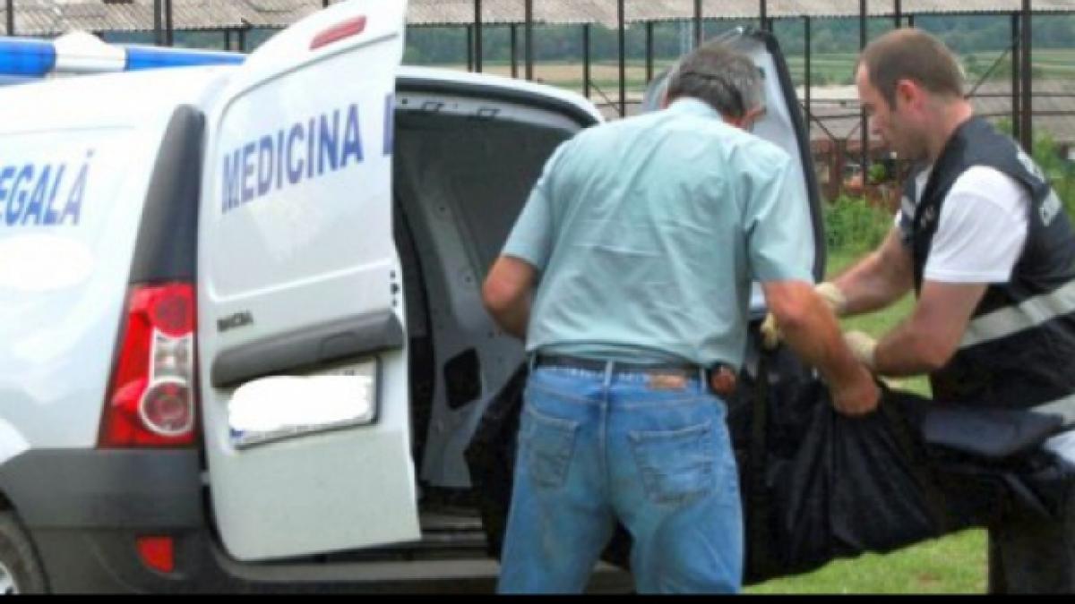 Poliţiştii l-au găsit legat de un copac şi bătut cu sălbăticie. Rudele soţiei i-au făcut asta. Bărbatul a murit până să vină ambulanţa