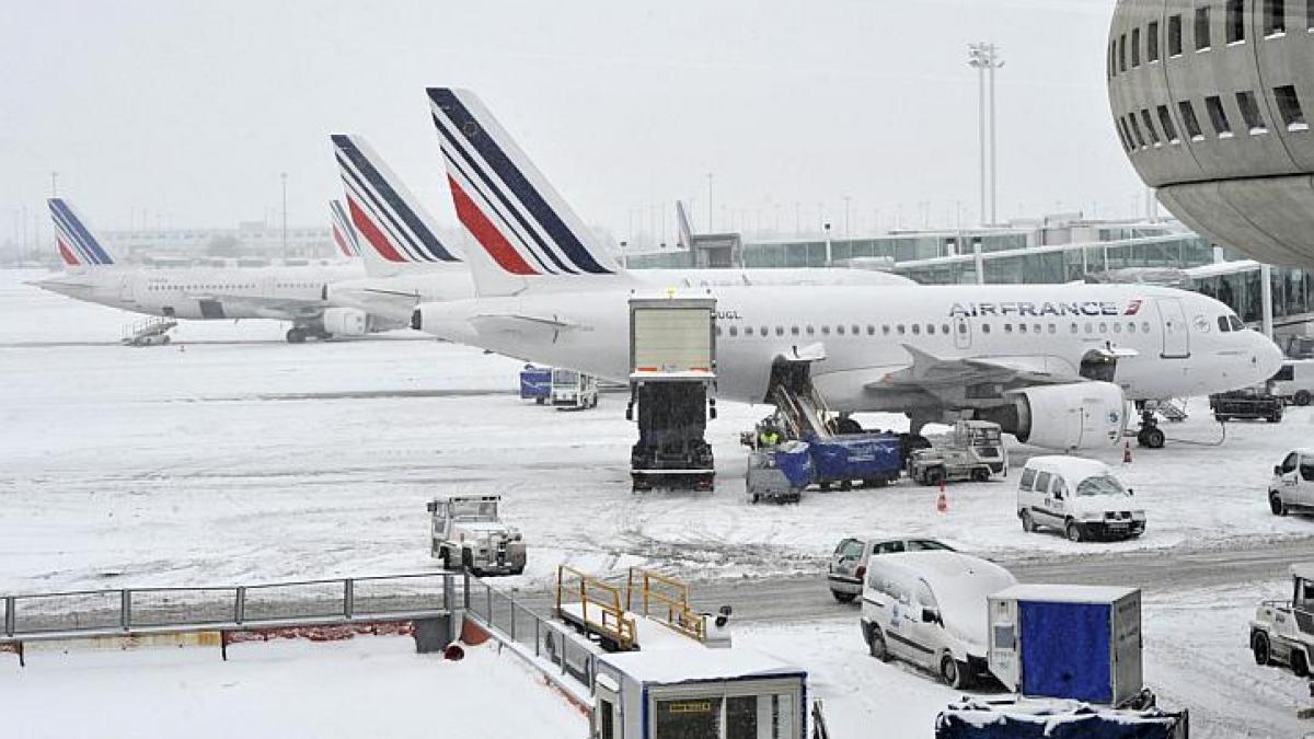 Zeci de mii oameni sunt blocaţi în aeroporturi. MAE îi avertizează pe români: &quot;NU plecaţi în Franţa, Germania sau Marea Britanie&quot;. Ninsorile fac ravagii