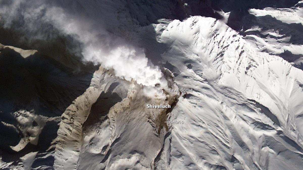 Erupţia simulatană a patru vulcani, văzută din spaţiu. Imagini NASA