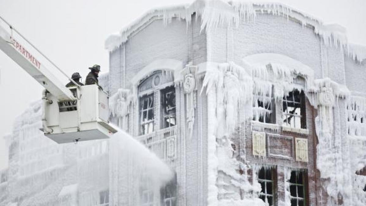 Un incendiu care a izbucnit la -46 de grade Celsius a transformat clădirea într-un palat de cleştar. Cum a fost posibil