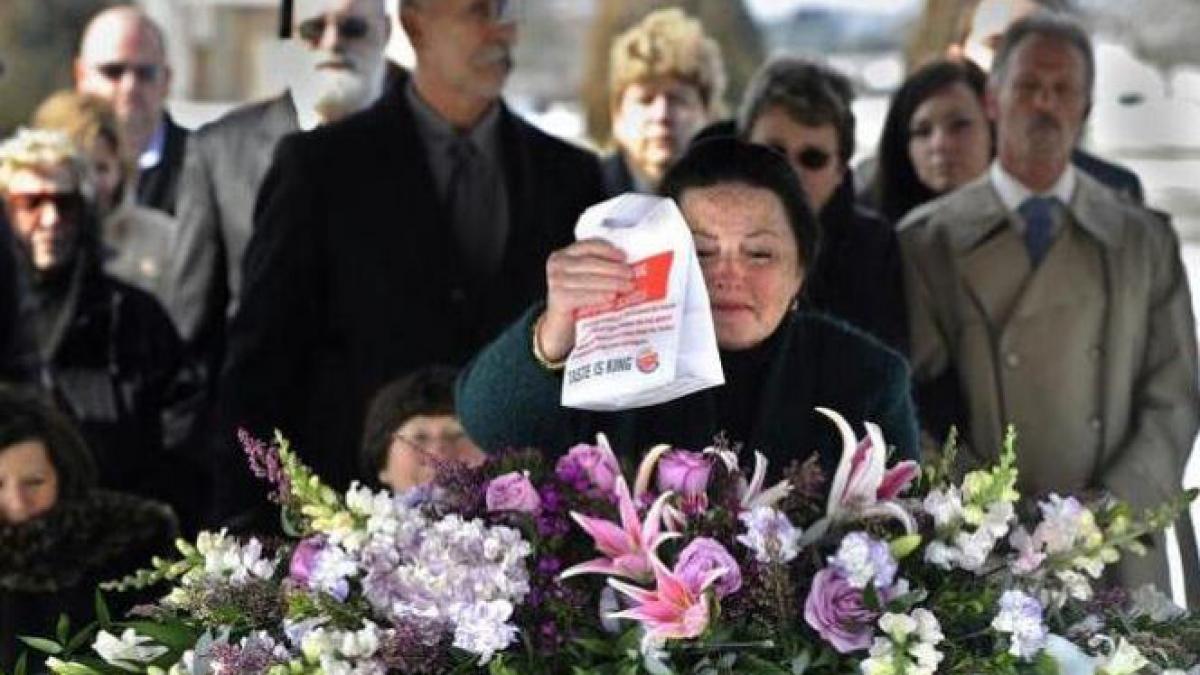 Au oprit cortegiul funerar ca să-i ia mortului un &quot;Whopper&quot; de la Burger King!