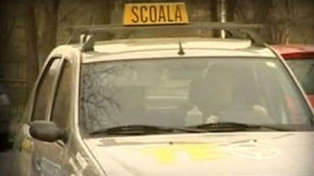 Permis de conducere luat pe şpagă. Trei persoane, între care un angajat de la Permise Auto Călăraşi, arestate