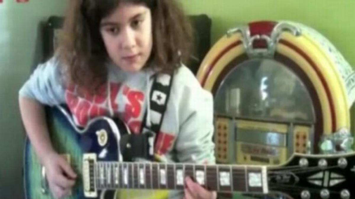 Sună foarte tare! La numai 10 ani, cântă extrem de bine la chitară. A fost poreclită &quot;Miss Hendrix&quot;