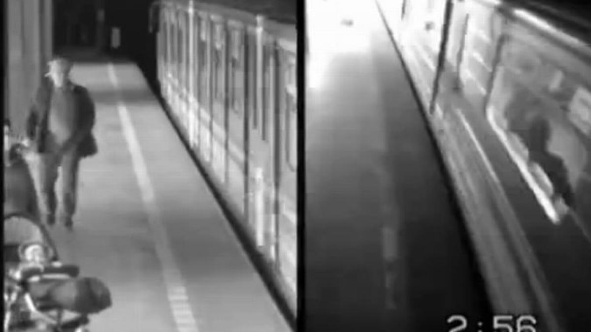 A căzut pe şinele de metrou şi două trenuri au trecut peste ea. Oroarea, filmată de camerele de supraveghere