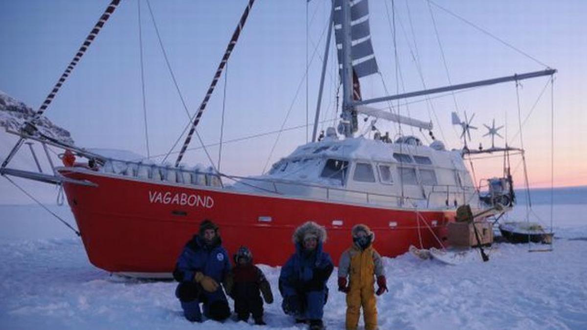 &quot;Vagabonzii&quot; arctici. Casa lor este un iaht şi prietenii lor sunt animalele polare. Îşi cresc copiii printre gheţari