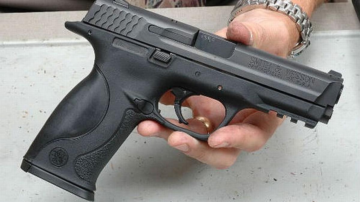 Primarul cu pistol la brâu. Edilul unei comune merge înarmat, după ce s-a certat cu un localnic