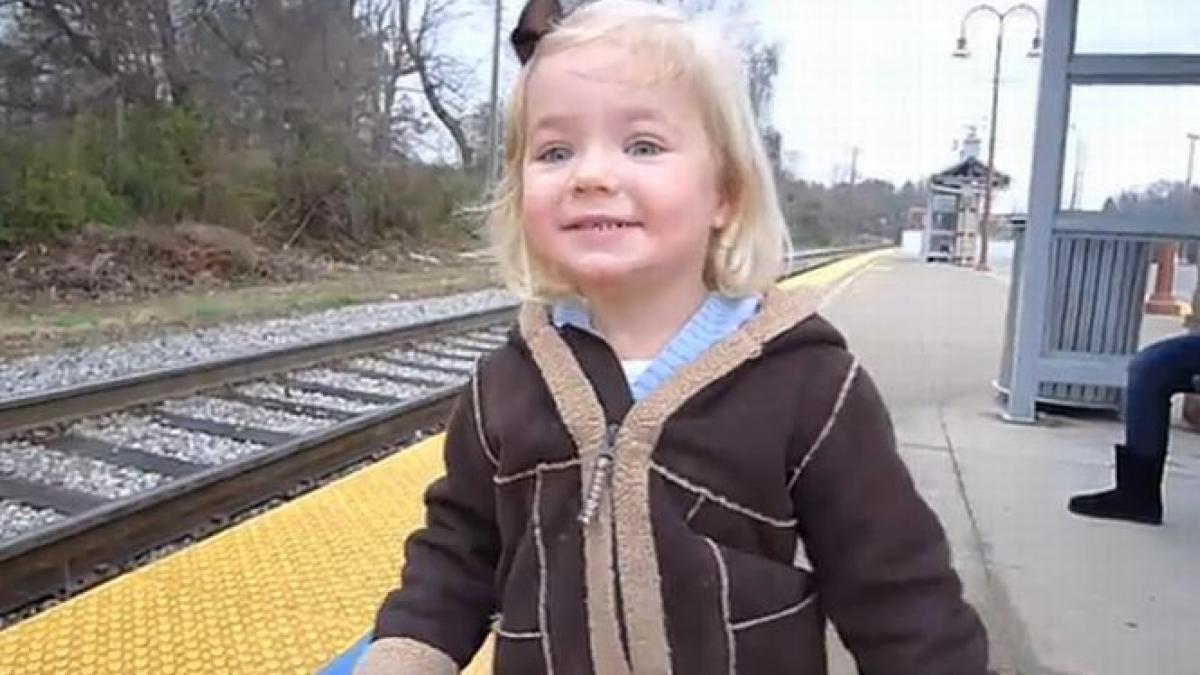 Este absolut adorabilă! Cum reacţionează o fetiţă care vede pentru prima oară în viaţă un tren