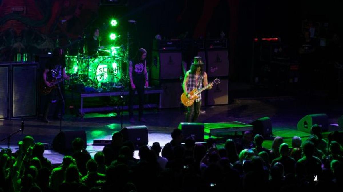 Slash, spectacol exploziv la Sala Palatului. Vezi imagini de la concert