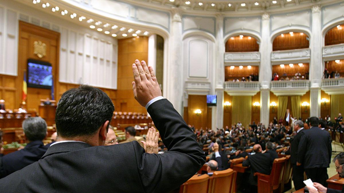 CIRC în Parlament până la 2:00 noaptea. Politicienii s-au certat, şi-au luat jucăriile şi-au plecat, apoi s-au întors şi au luat-o de la capăt