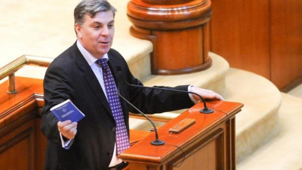 Circ şi scandal din Parlament, la ordinea zilei. De această dată politicienii s-au certat ca la piaţă pe subiectul statutului parlamentarilor 