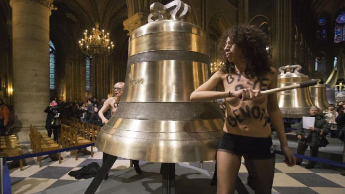 &quot;Acţiune topless&quot; în catedrala Notre-Dame. Cum sărbătoresc militantele Femen plecarea Papei