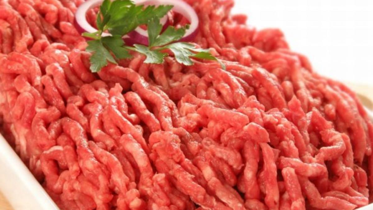 Pericolele din carnea tocată. Cum putem face diferenţa între tipurile de carne şi cum deosebim carnea proaspătă de cea veche