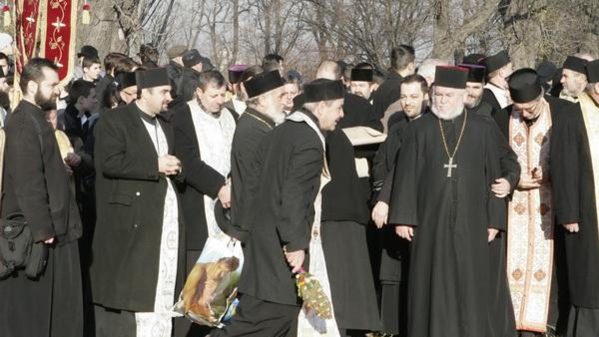 Biserica Ortodoxă Română scoate bani şi din piatră seacă. Preoţii, mai ceva ca bancherii de pe Wall Street