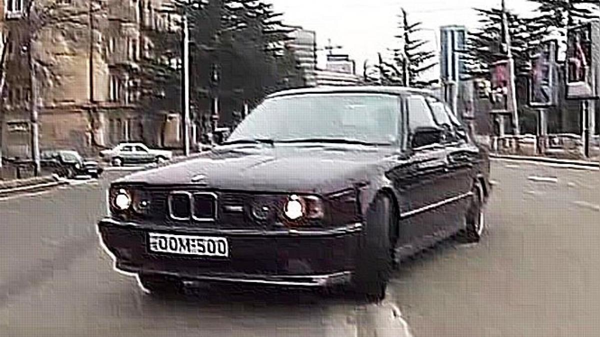 Inconştienţa lui pune în pericol vieţile şoferilor şi pietonilor. Pe internet, este cunoscut ca „idiotul cu BMW”