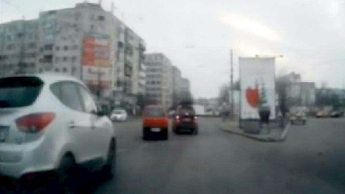 Imagini şocante din &quot;jungla&quot; rutieră bucureşteană. Bătaie în trafic, în mijlocul Bucureştiului