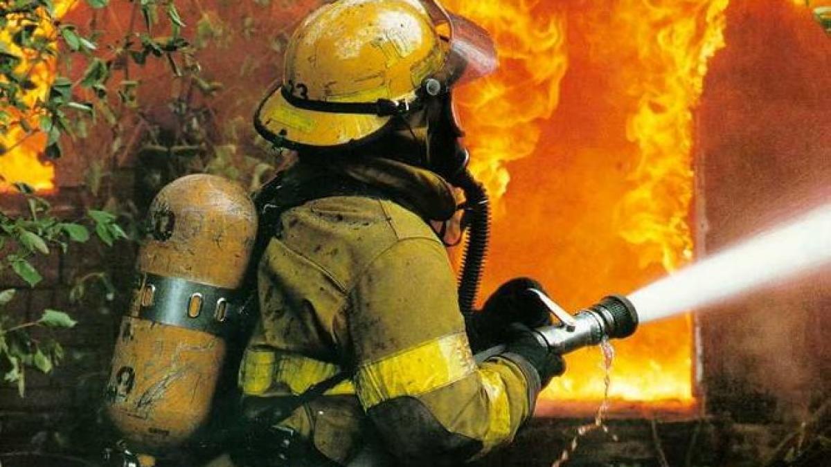 Incendiu URIAŞ la un depozit de 2000 de mp din Voluntari. Pompierii au intervenit cu 19 autospeciale