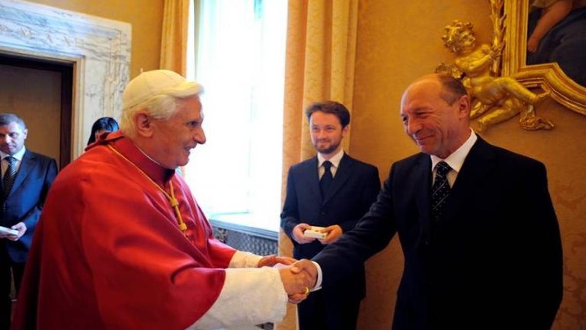 La Papa vine-un Marinar... Traian Băsescu a ajuns la Vatican. Ce cadou i-a dus Suveranului Pontif