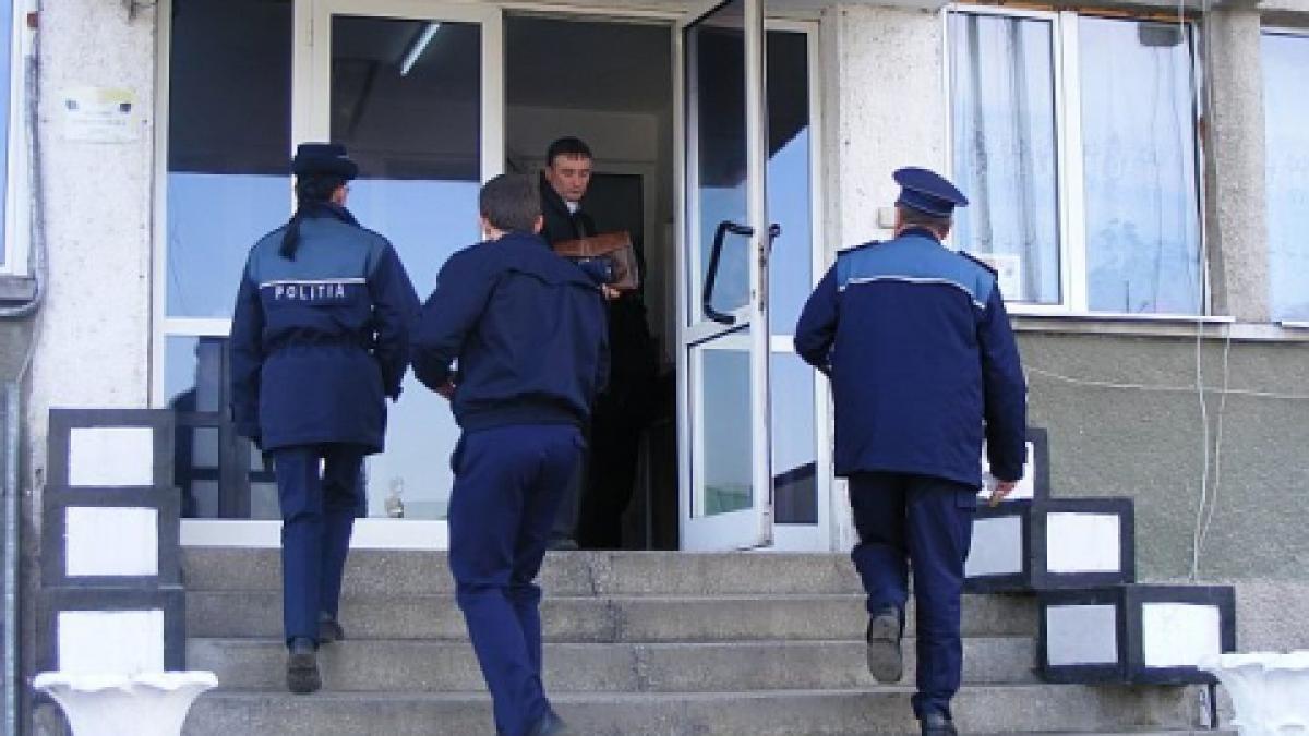 Doi ofiţeri din cadrul Poliţiei Sector 5, prinşi în flagrant luând mită