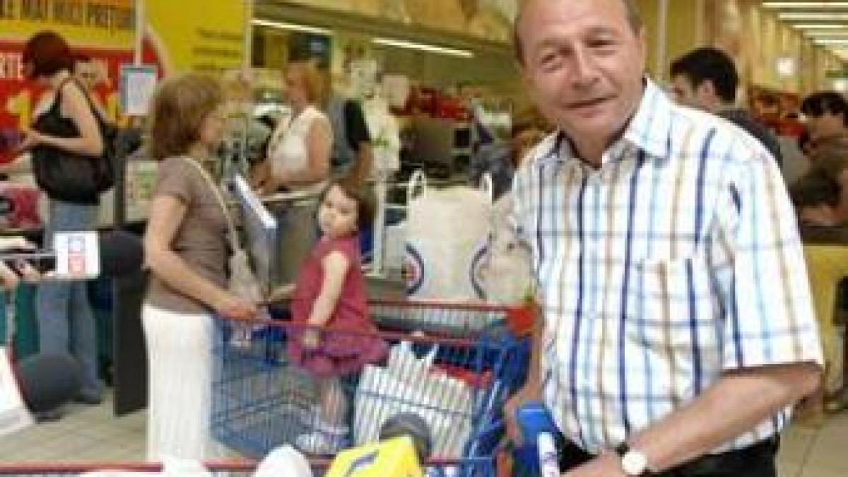 Traian Băsescu, la cumpărături: Au cam crescut preţurile