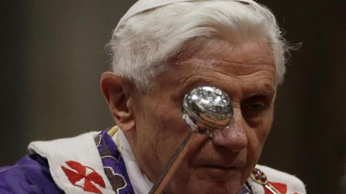 DEZVĂLUIRI despre starea de sănătate a Papei Benedict al XVI-lea. Nu mai vede deloc cu ochiul stâng şi are probleme serioase de auz 