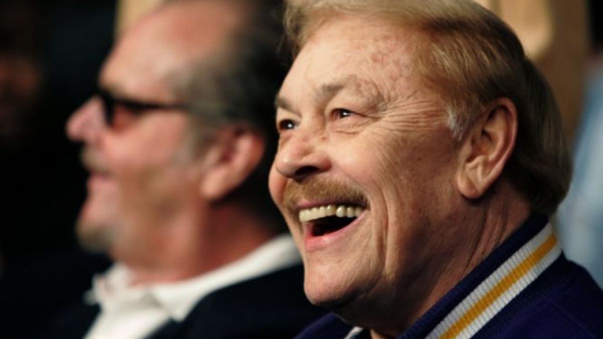 Jerry Buss, legendarul patron al Los Angeles Lakers, a murit la vârsta de 80 de ani