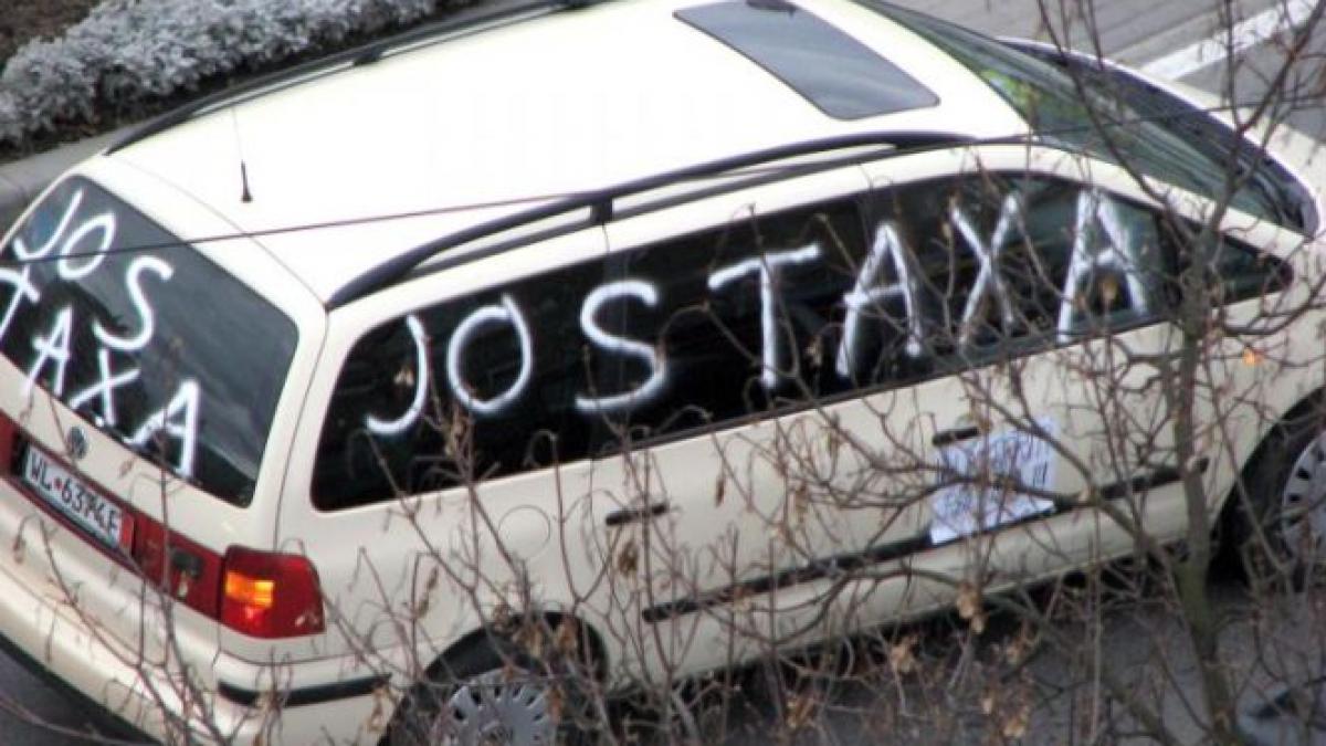 Sute de mii de proprietari auto au câştigat în instanţă restituirea taxei de poluare. Statul nu le poate restitui banii la timp