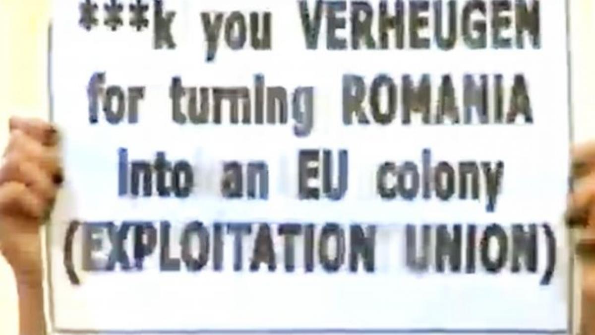 &quot;Aţi transformat România într-o colonie a UE&quot;. Protest la ceremonia în care fostul comisarul european Gunter Verheugen primea titlul de Doctor Honoris Causa