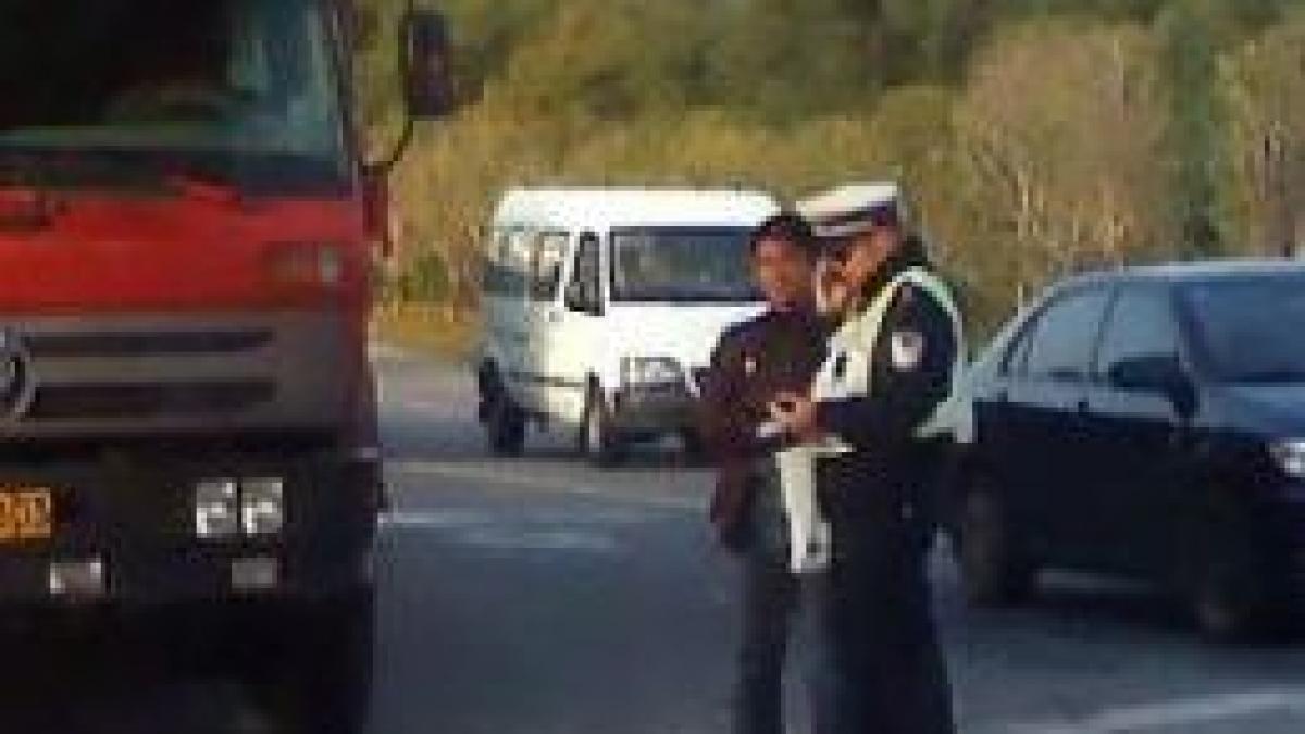 Nu-ţi va trece prin cap ce transporta acest şofer când a fost oprit de poliţişti. Toţi îl claxonau când treceau pe lângă el