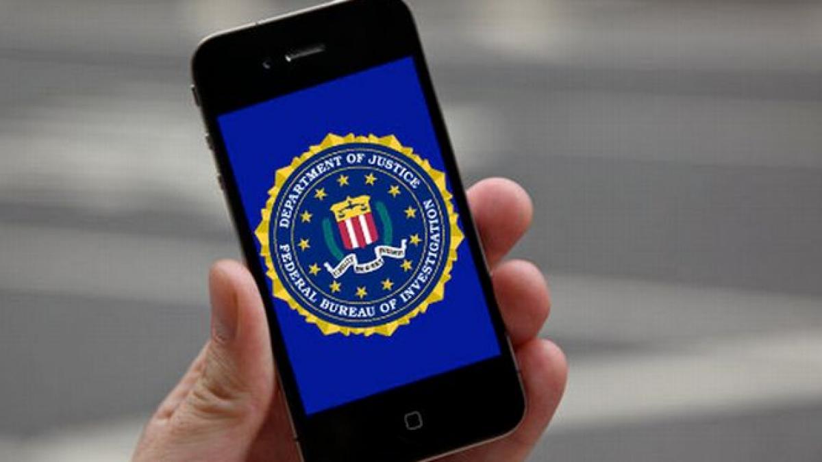 Obscenităţi la FBI. &quot;Când ţi se dă un telefon de serviciu, nu te apuci să trimiţi poze nud cu tine&quot;