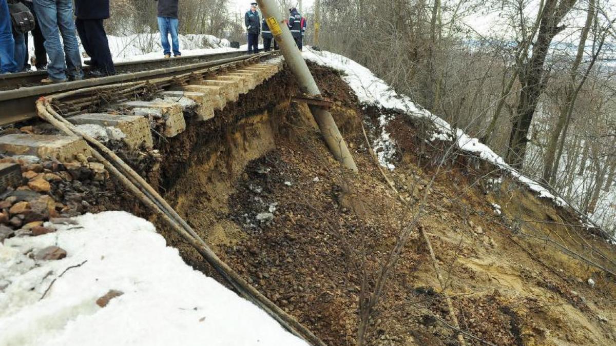 Trafic feroviar blocat între Galaţi şi Bârlad. Alunecările de teren au distrus calea ferată