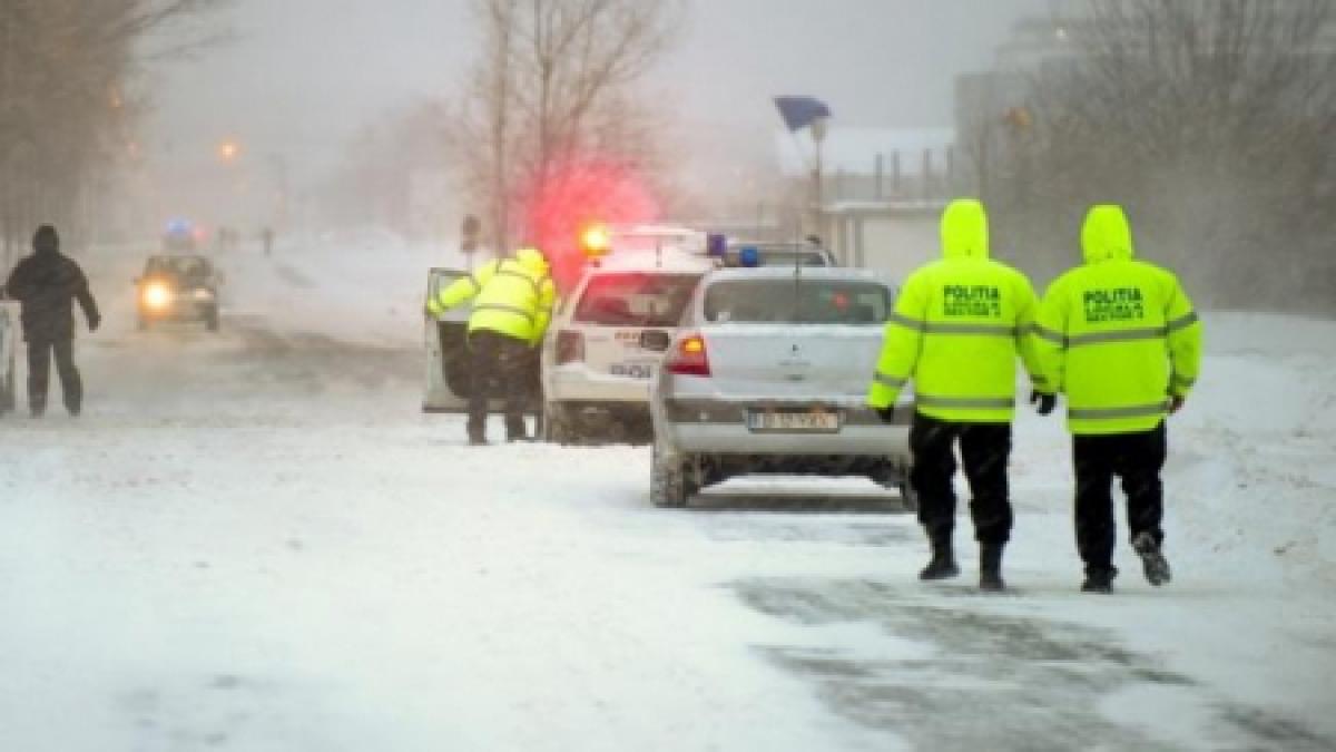 Traficul rutier pe DN 67 C, către staţiunea Rânca, închis din cauza viscolului 