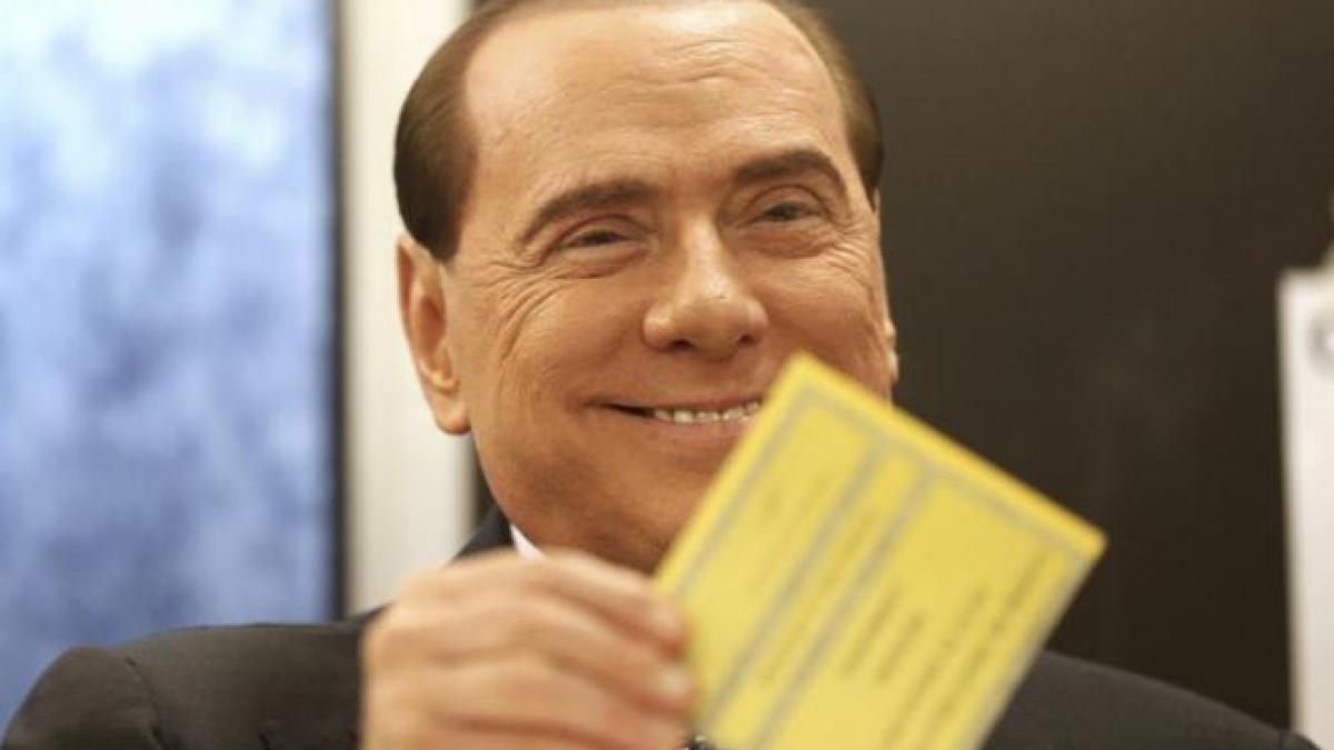 Ce a păţit Berlusconi când se ducea la vot. Trei femei dezbrăcate s-au năpustit asupra lui