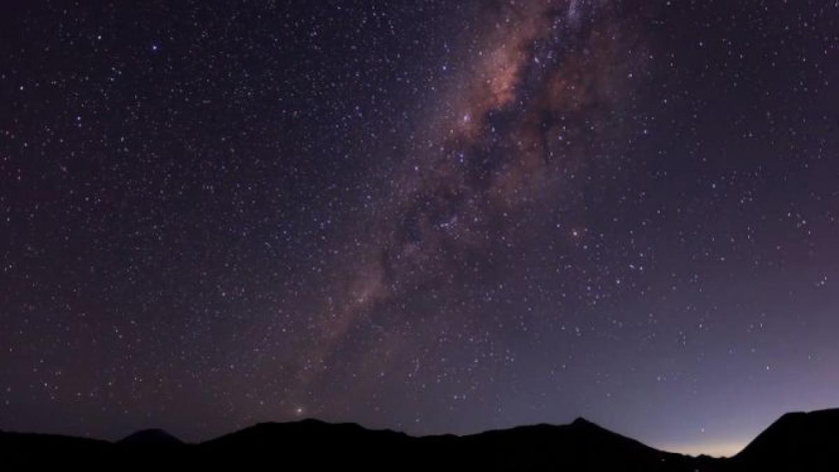 Imagini SPECTACULOASE. Măreţia vulcanilor activi din Indonezia, îmbinată cu frumuseţea cosmosului