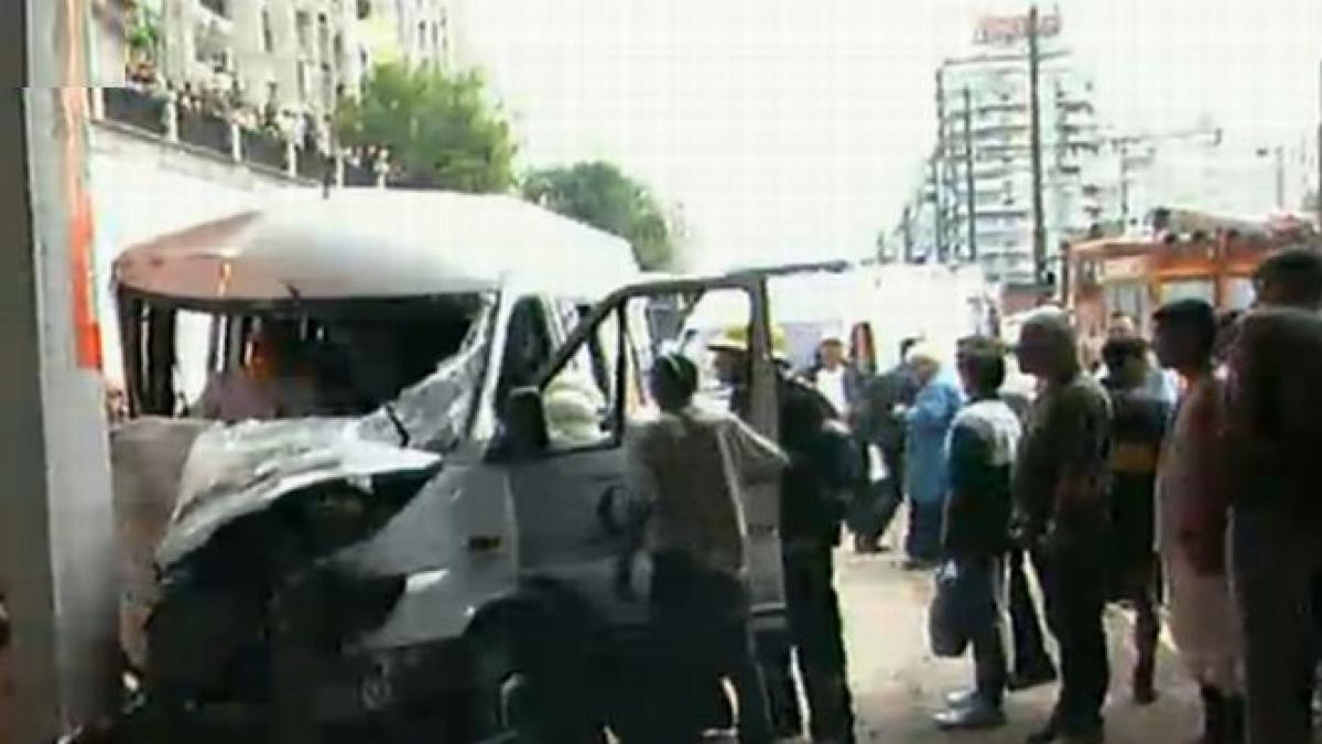 Pasajul Victoria, blocat din cauza unui accident rutier. Trei persoane, transportate la spital