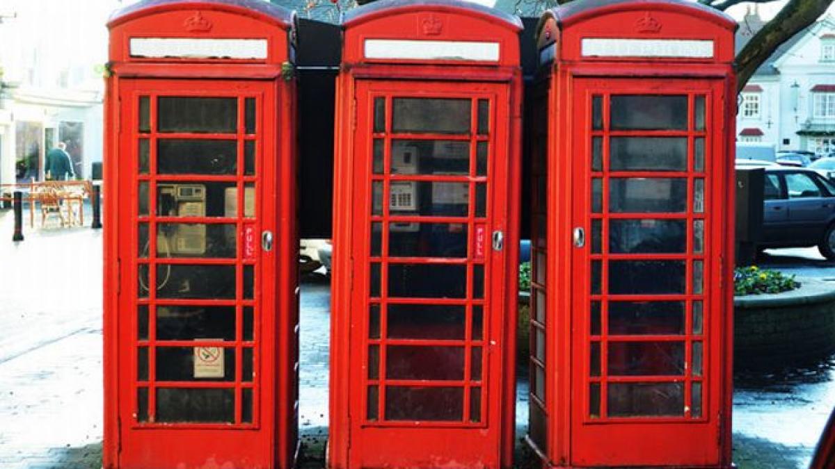 Trei români au furat monede în valoare de 50.000 de euro din telefoane publice britanice