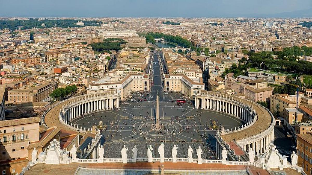 Mâine, toţi ochii vor fi aţintiţi spre Vatican. Evenimentul este UNIC în ultimii 600 de ani