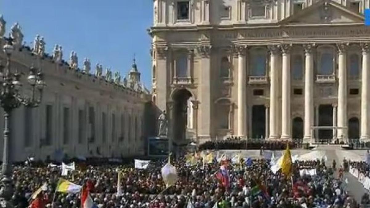 Mii de oameni, în Piaţa Sfântul Petru pentru ultima audienţă a Papei. Sfântul Părinte evocă &quot;apele agitate&quot; din perioada Pontificatului său