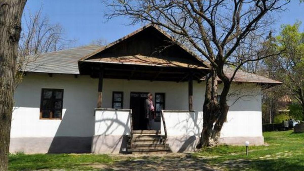 Casa lui Eminescu, ocupată cu păcănele şi haine la mâna a doua