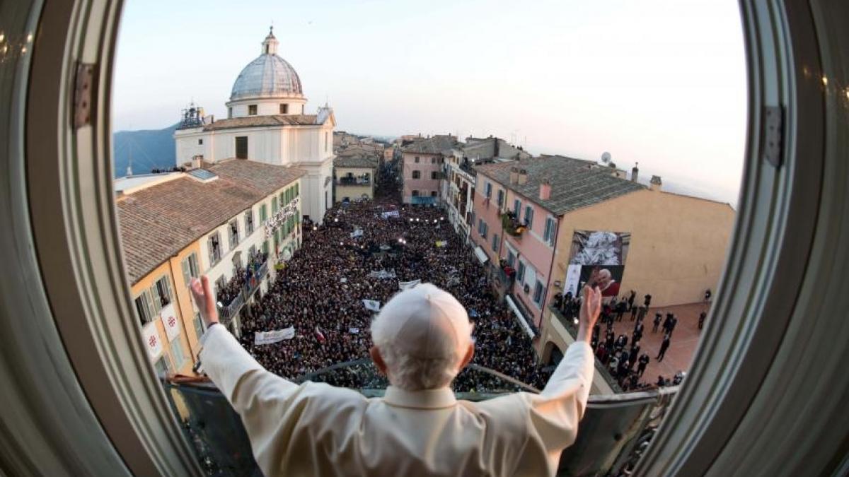 Benedict al XVI-lea, liniştit şi destins în prima zi după renunţarea la pontificat