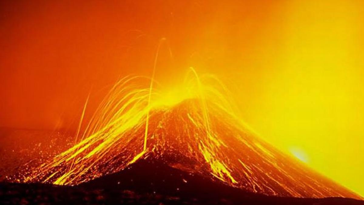 Vulcanul Etna a erupt din nou, în ultimele două zile. Un crater s-a format la o altitudine de 2900 de metri