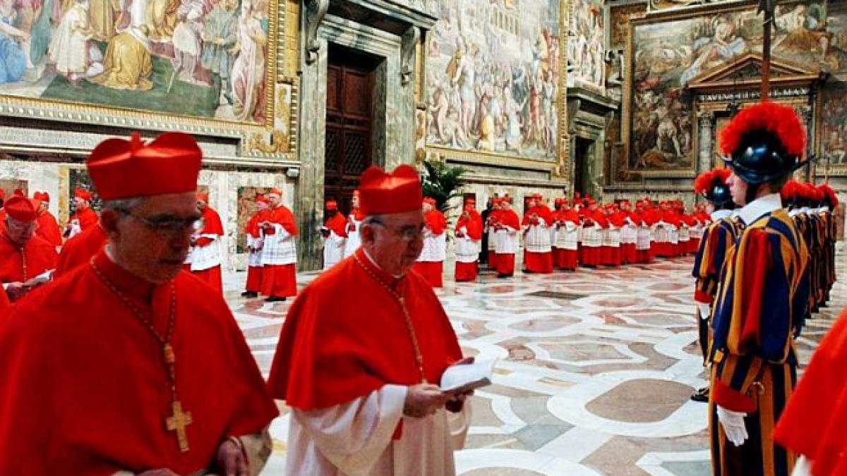 La Vatican încep urzelile pentru alegerea unui nou conducător. Cardinalii Bisericii, convocaţi în &quot;congregaţia generală&quot;