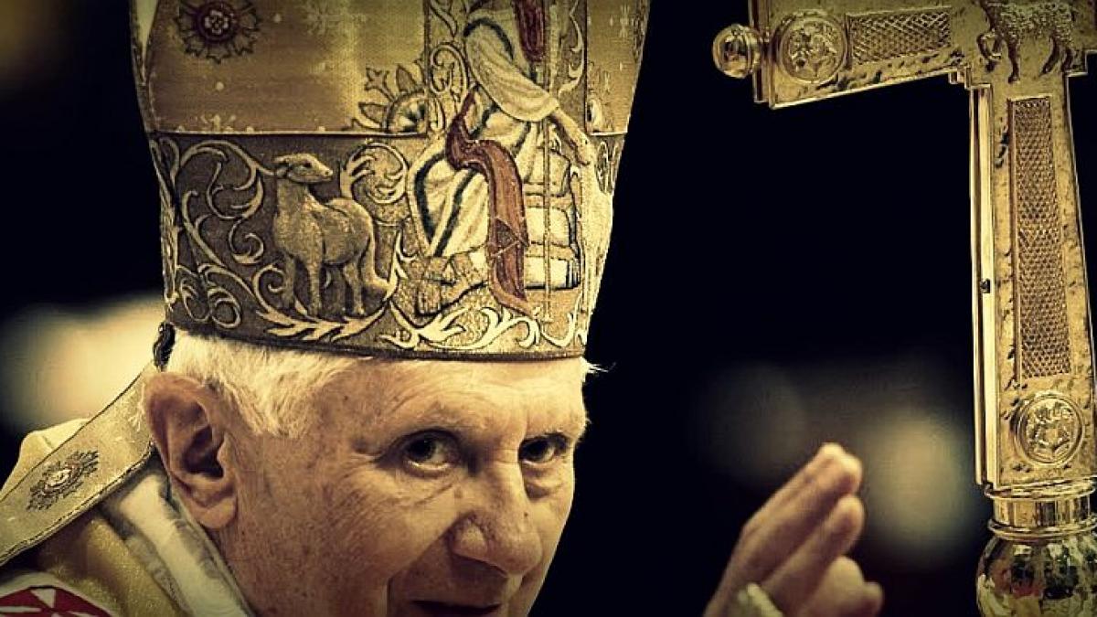 Mandatul de ARESTARE de care ar fi fugit de fapt Papa Benedict. &quot;Ar trebui acuzat de CRIME împotriva umanităţii&quot;